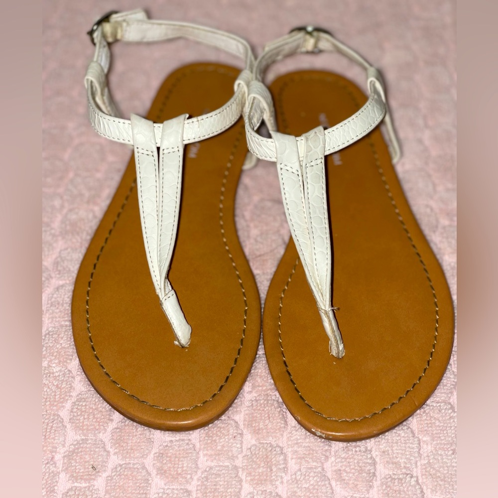 “NORDSTROM” BRAND GIRLS WHITE ANKLE T-STRAP SANDALS WITH BUCKLE, SIZE 1 MEDIUM